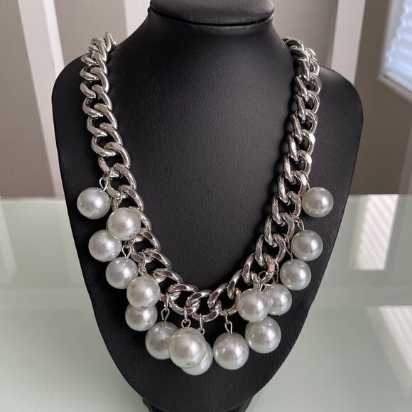 Get Off My Runway Necklace/Earrings Set - Picture 1 of 3